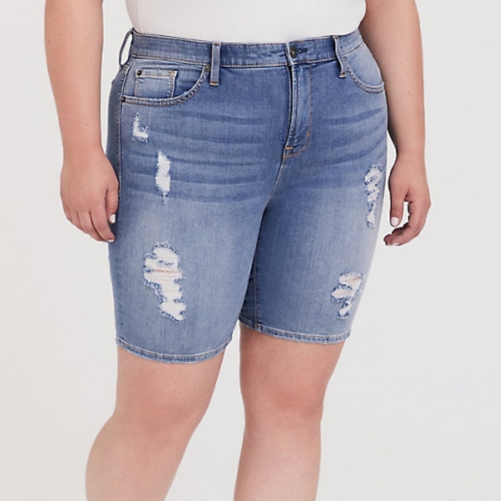 🆕SKY HIGH SKINNY BERMUDA SHORT - MEDIUM WASH